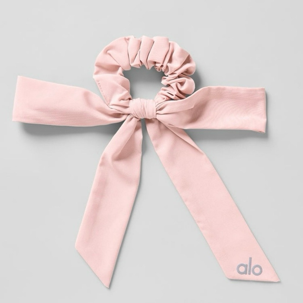 Alo Love Knot Scrunchie NWT Pink Quartz